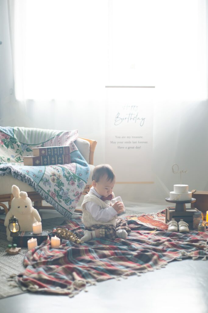 1歳の誕生日の飾りつけをした記念撮影