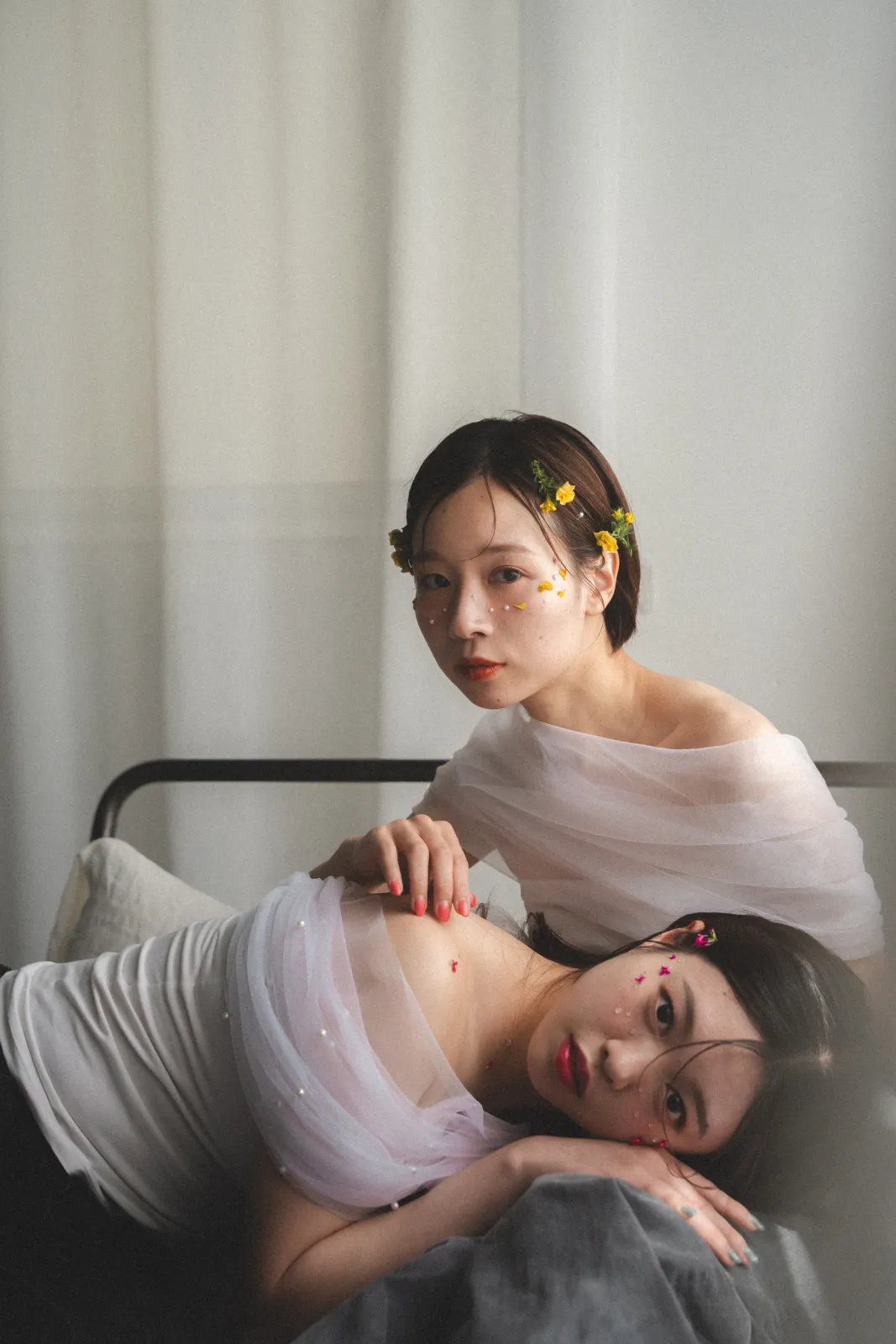 白いカーテンの前で撮影した2人のポートレート