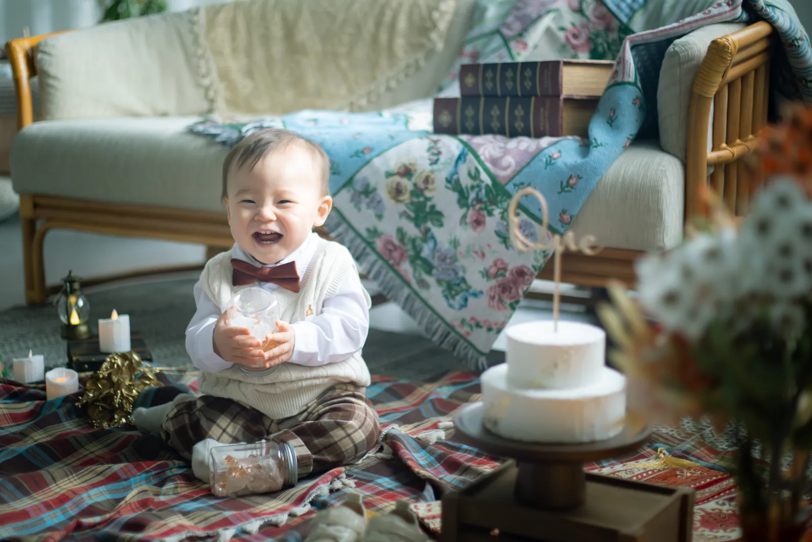 1歳の誕生日にケーキの前で笑う赤ちゃん