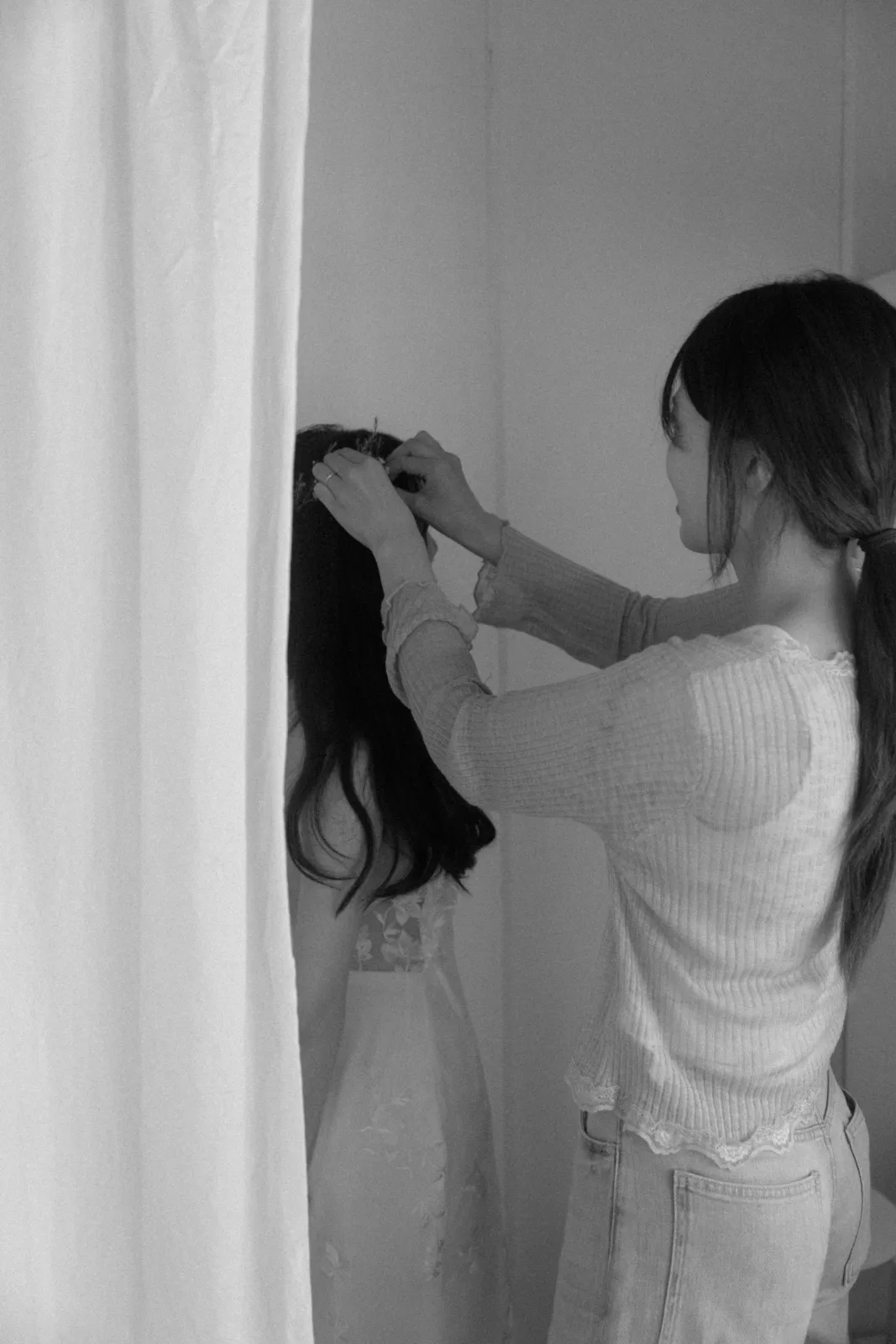 撮影前のヘアセットの様子（モノクロ）