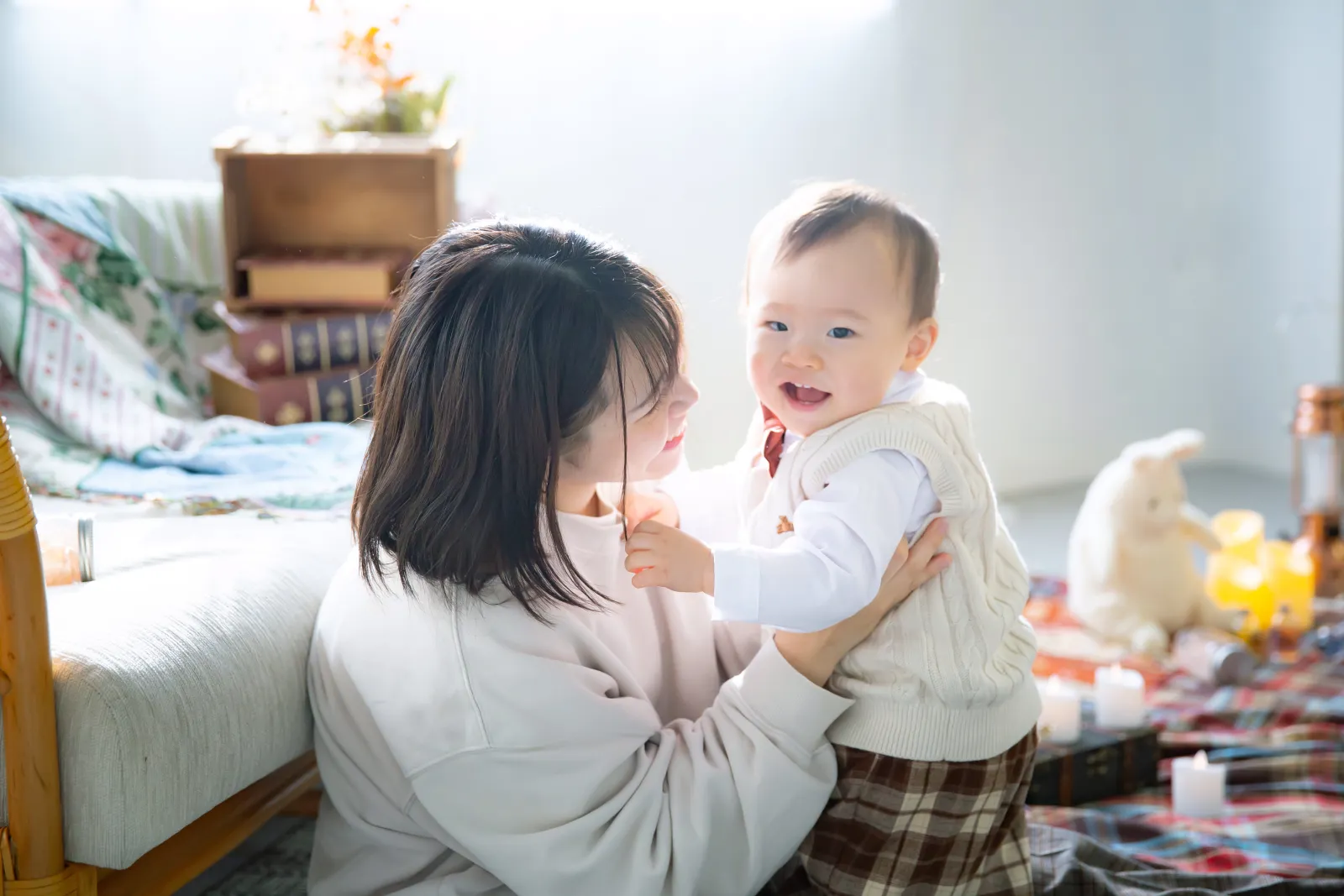 スタジオで撮影した母親と赤ちゃんの写真